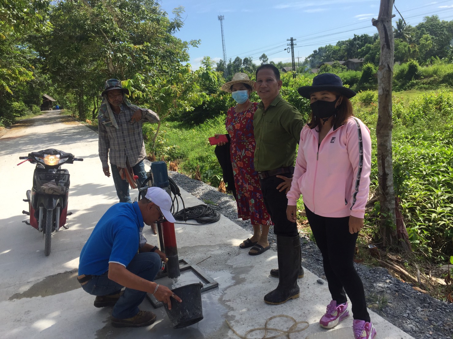 คณะกรรมการตรวจรับได้ลงพื้นที่ทำการเจาะถนนก่อนทำการตรวจรับ