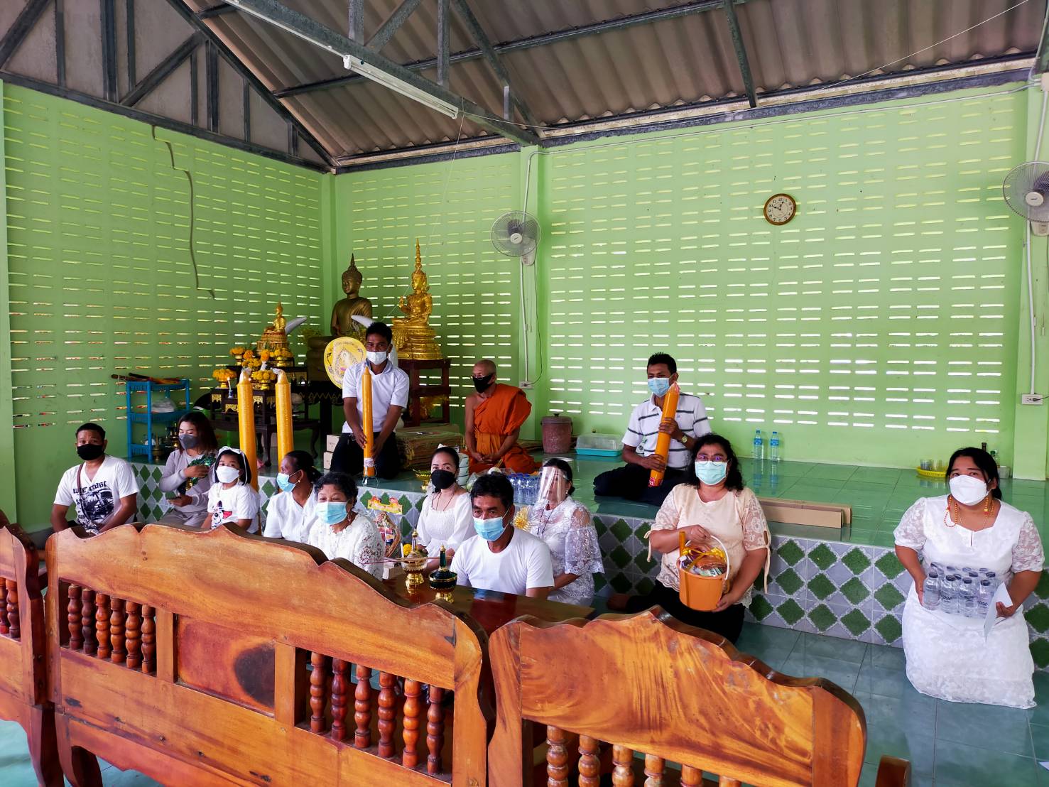 พนักงานและผู้บริหารร่วมถวายเทียนพรรษาแก่วัดในพื้นที่ อบต.นางหลง